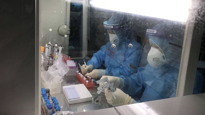 Lợi dụng dịch bệnh, một số đối tượng đưa thuốc điều trị COVID-19, kit xét nghiệm dởm vào Việt Nam ảnh 1