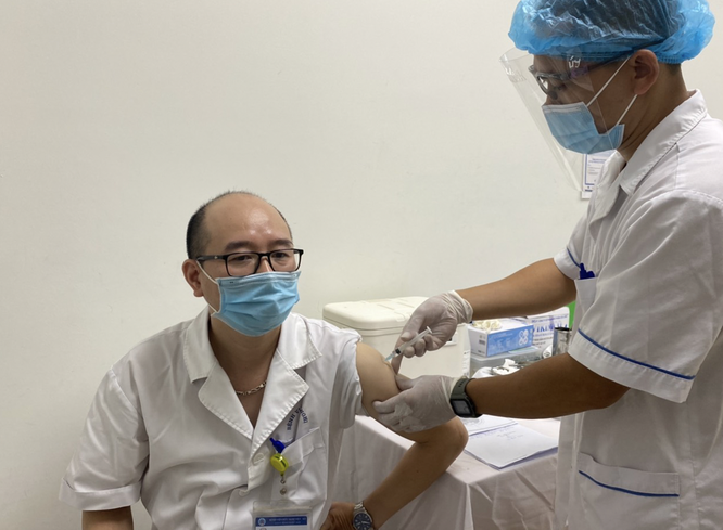 Bệnh viện Hữu Nghị bảo vệ nhân viên y tế bằng vaccine trong cuộc chiến chống “giặc” COVID-19 ảnh 2