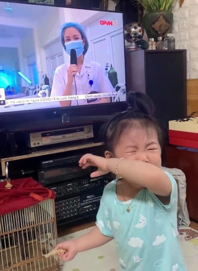 Con khóc ngặt đòi sữa khi nhìn thấy mẹ chống COVID-19 ở Bắc Giang lên tivi ảnh 3