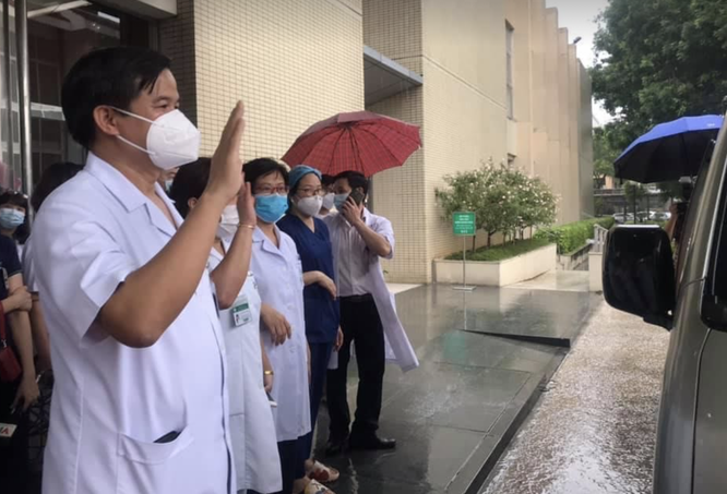 21 chiến sĩ áo trắng của Bệnh viện Bạch Mai Nam tiến, tuyên chiến với “giặc” COVID-19 ảnh 1