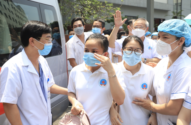 Lực lượng hồi sức tích cực tinh nhuệ nhất ở BV Hữu Nghị lên đường chi viện cho Tiền Giang chống dịch ảnh 3