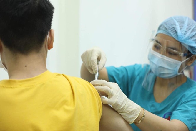 100 người đầu tiên bắt đầu tiêm thử nghiệm vaccine ARCT-154 phòng COVID-19 ở Trường ĐH Y Hà Nội ảnh 1