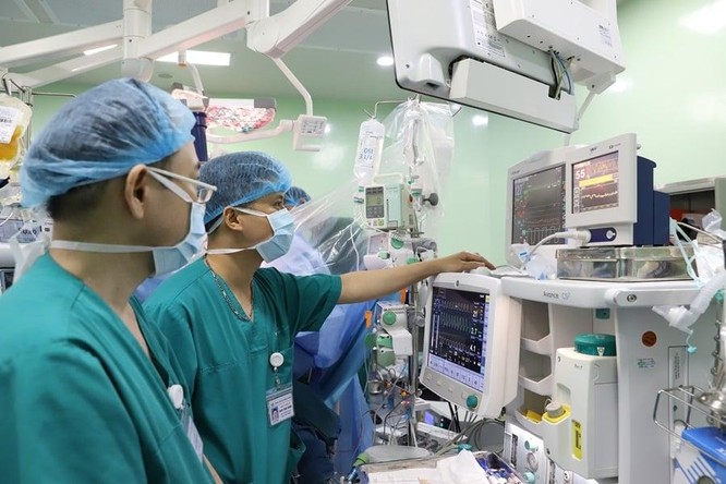 Lần đầu tiên Việt Nam ghép gan cứu sống bé gái bị ung thư gan giai đoạn cuối ảnh 1
