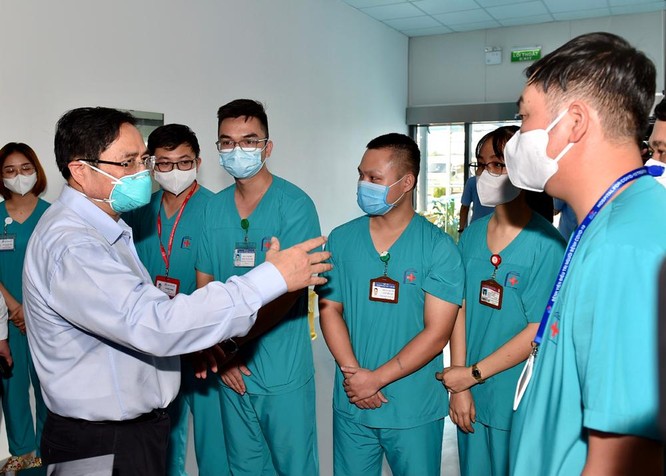 Thủ tướng Chính phủ Phạm Minh Chính kiểm tra BV dã chiến điều trị COVID-19 thuộc BV Đại học Y Hà Nội ảnh 5