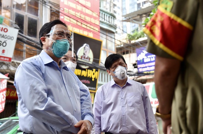 Thủ tướng Chính phủ kiểm tra đột xuất ổ dịch COVID-19 “nóng” nhất Hà Nội ở quận Thanh Xuân ảnh 2