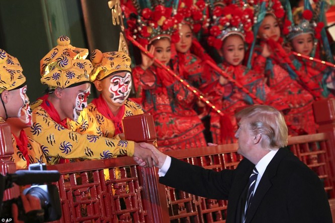Trung Quốc trải thảm đỏ và ‘núi thỏa thuận’ 250 tỷ USD đón ông Trump ảnh 10