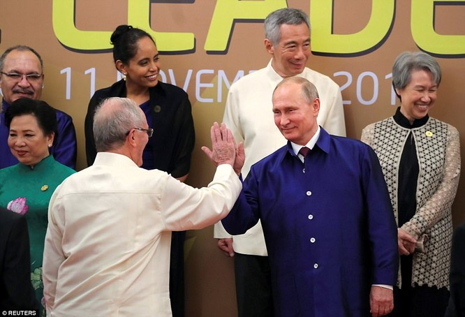 Hai ông Putin và Trump bắt tay thân thiện bên lề APEC ảnh 8