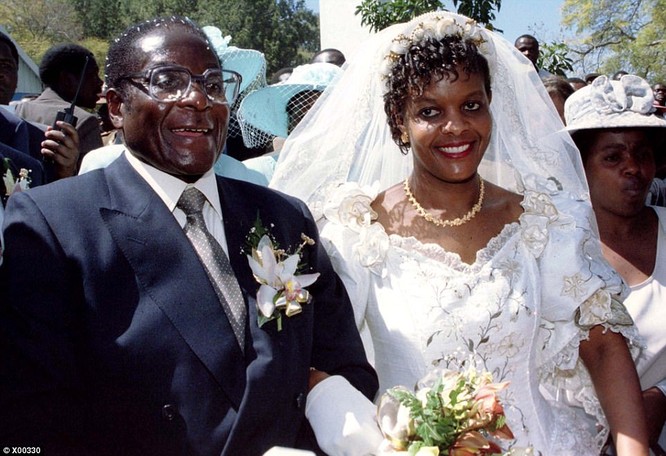 Tổng thống Zimbabwe Mugabe: Nước nghèo, gia đình sống vương giả ảnh 10