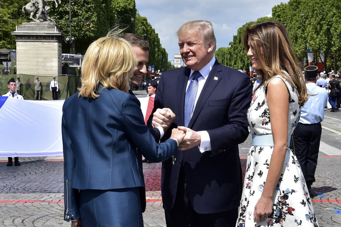 Tổng thống Mỹ Donald Trump và những cú bắt tay "khác người" ảnh 9