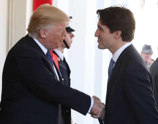 Tổng thống Mỹ Donald Trump và những cú bắt tay "khác người" ảnh 5