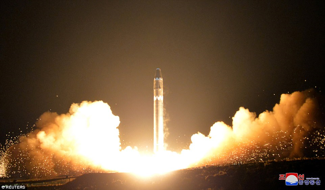 Triều Tiên phóng tên lửa ICBM: Ông Kim Jong un cười mãn nguyện, thế giới chấn động ảnh 1