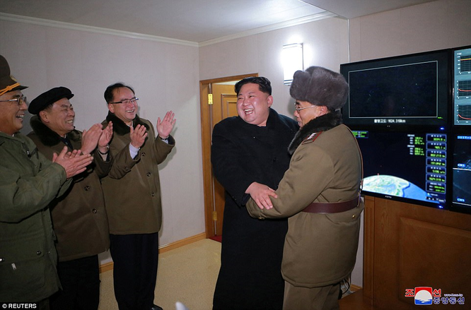 Triều Tiên phóng tên lửa ICBM: Ông Kim Jong un cười mãn nguyện, thế giới chấn động ảnh 2