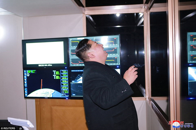 Triều Tiên phóng tên lửa ICBM: Ông Kim Jong un cười mãn nguyện, thế giới chấn động ảnh 3