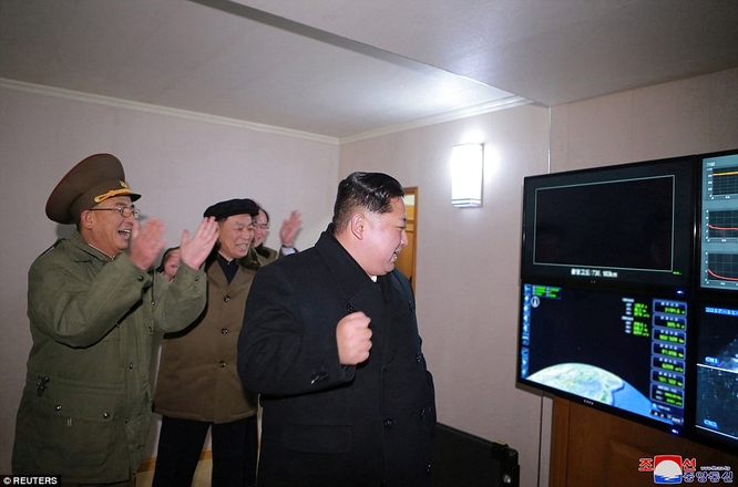 Triều Tiên phóng tên lửa ICBM: Ông Kim Jong un cười mãn nguyện, thế giới chấn động ảnh 4