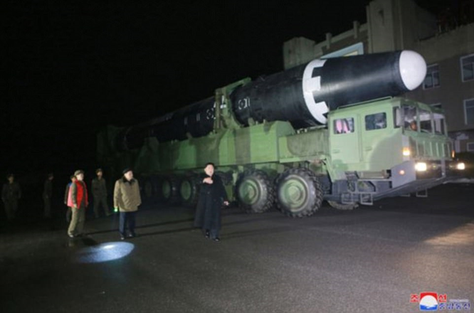 Triều Tiên phóng tên lửa ICBM: Ông Kim Jong un cười mãn nguyện, thế giới chấn động ảnh 9