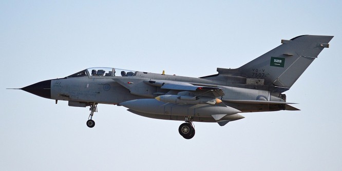 Phiến quân Houthi tuyên bố bắn hạ máy bay Ả rập Xê út ảnh 1