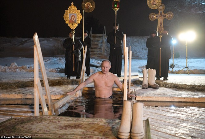 Ông Putin ngâm mình trong hố băng giữa kỳ đông buốt giá ảnh 3