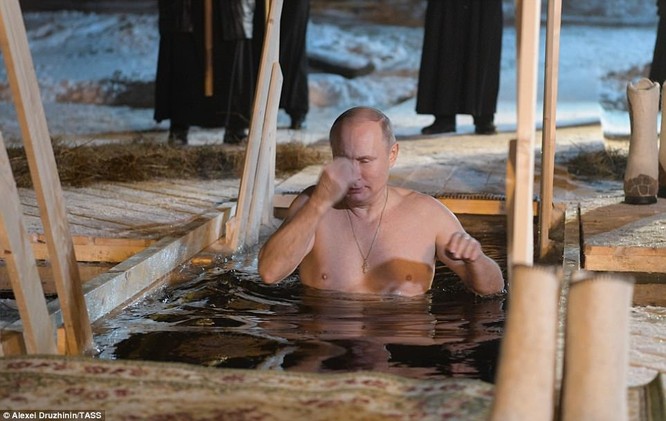 Ông Putin ngâm mình trong hố băng giữa kỳ đông buốt giá ảnh 4