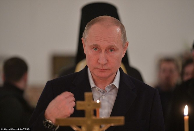 Ông Putin ngâm mình trong hố băng giữa kỳ đông buốt giá ảnh 5