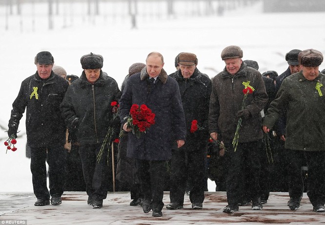 Ông Putin ngâm mình trong hố băng giữa kỳ đông buốt giá ảnh 6