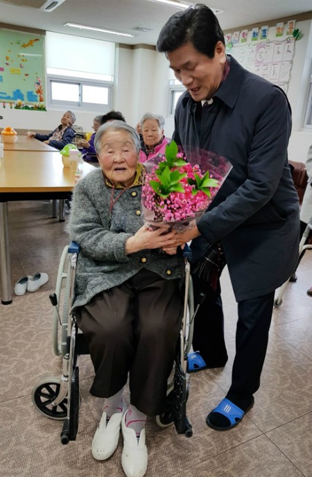 Mẹ HLV Park Hang-seo đang ở viện dưỡng lão, muốn sang Việt Nam thăm con trai ảnh 2