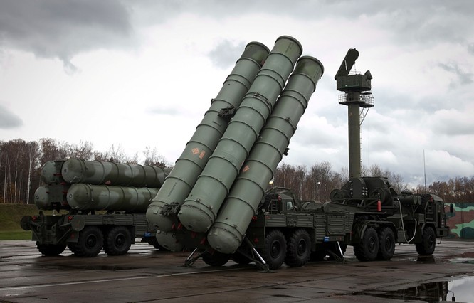 Hệ thống tên lửa S-400 phòng thủ tầm xa cũng được Nga triển khai tại Syria.