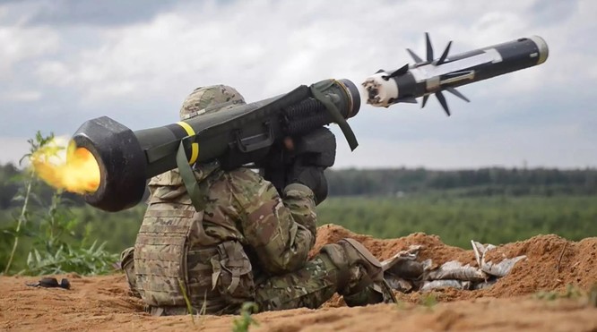 Để đáp trả vũ khí hạt nhân Nga, Mỹ tuyên bố bán tên lửa chống tăng Javelin cho Ukraine.