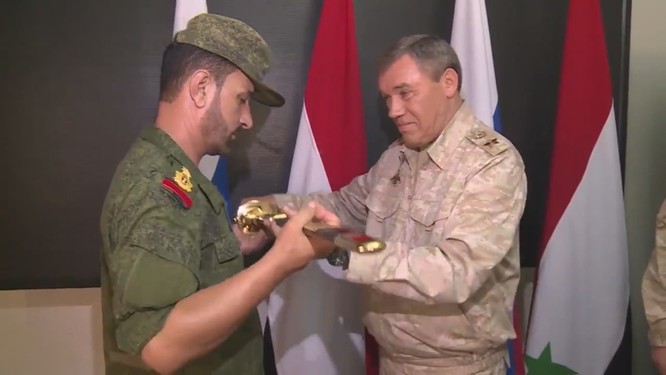 Tổng tham mưu trưởng Valery Gerasimov đã tặng ông Hassan cây kiếm để vinh danh lòng dũng cảm.
