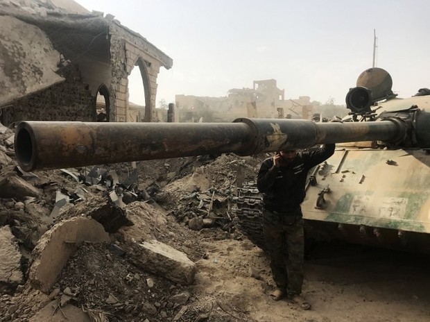 Xe tăng của quân đội Syria sau vụ không kích tại đông Syria.