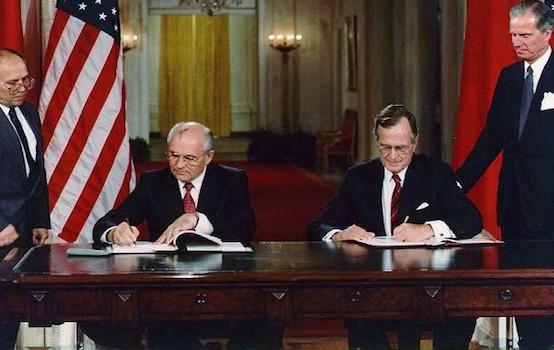 Tổng thống Nga Gorbachev và tổng thống Mỹ Bush năm 1990. Khi đó, Mỹ và phương Tây đã hứa với Nga rằng NATO sẽ không mở rộng 1 inch về phía Đông nhưng sau đó NATO đã kết nạp thêm 13 thành viên sát biên giới phía tây của Nga.