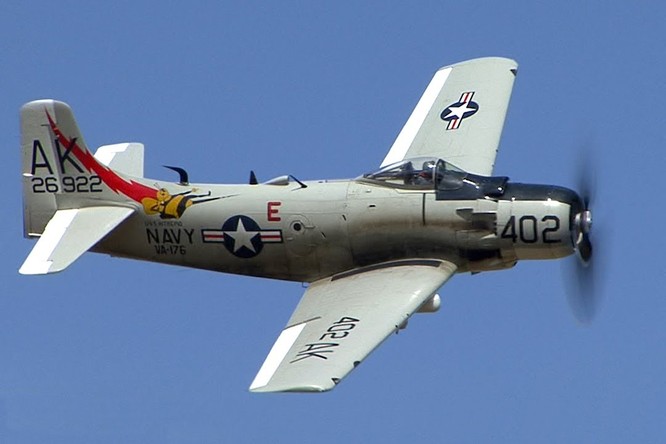 Máy bay chiến đấu A-1 Skyraider.