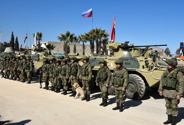 Lính kỹ thuật của Nga chuẩn bị rời Aleppo.