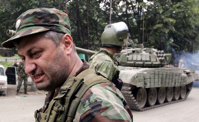 Nhà cầm quyền Nam Ossetia đứng gần xe tăng của Nga năm 2008.