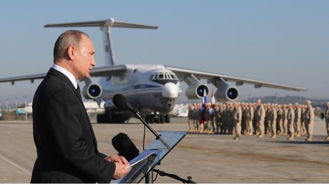Tổng thống Putin tuyên bố chiến thắng tại căn cứ không quân Nga Khmeimim tại Syria.