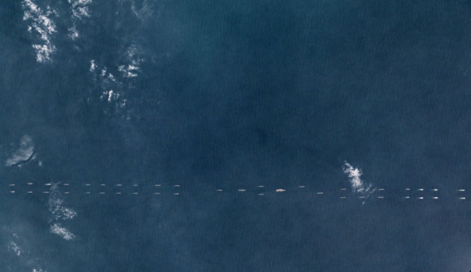Ảnh vệ tinh chụp lại hạm đội khổng lồ của Trung Quốc với tàu sân bay Liêu Ninh rầm rộ diễu võ giương uy trên Biển Đông