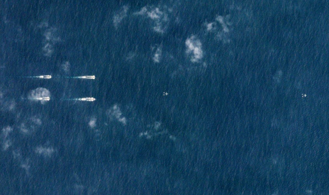 Ảnh vệ tinh từ PlanetLab cho thấy đội hình tàu của Trung Quốc được xếp thành hai hàng.