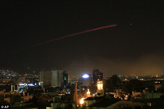Phòng không Syria hạ 13 tên lửa Mỹ trên bầu trời Damascus ảnh 1
