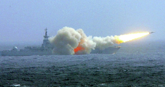 Tàu Hải quân TQ tập trận bắn tên lửa ở Biển Đông để thị uy, phô trương sức mạnh, yểm hộ tham vọng bành trướng lãnh thổ.