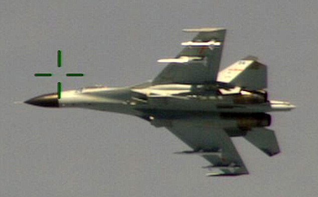  một chiến đấu cơ Trung Quốc đã bay qua một máy bay trinh sát Mỹ ở khoảng cách nguy hiểm.
