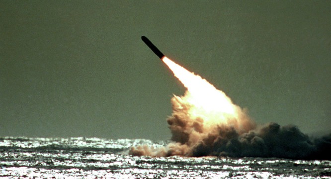 Tàu ngầm hạt nhân Nga phóng tên lửa đạn đạo xuyên lục địa.