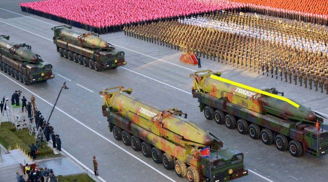 Tên lửa đạn đạo của Bắc Triều Tiên xuất hiện trong duyệt binh.