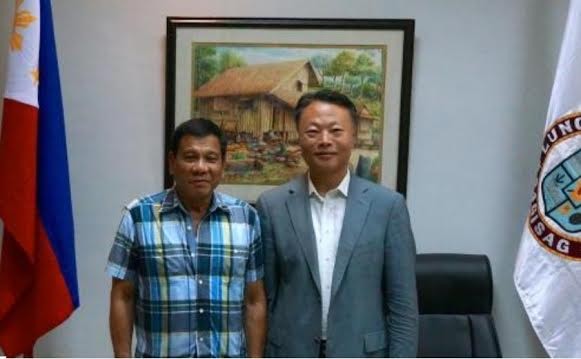 Tổng thống cử Philippines Rodrigo Duterte tiếp kiến Đại sứ Trung Quốc ngày 16/5/2016.