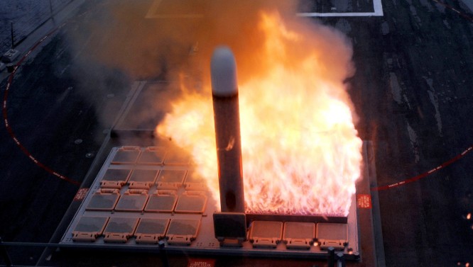 Chiến hạm Mỹ phóng tên lửa Tomahawk.
