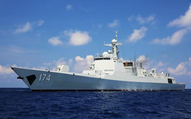 Tàu khu trục tiên tiến nhất Hợp Phì số hiệu 174 Type 052D của Hải quân Trung Quốc biên chế cuối năm 2015, tham gia cuộc tập trận trên Biển Đông, trong đó có khoa mục đối kháng tàu nổi-tàu ngầm. Nguồn ảnh: Tân Hoa xã, Trung Quốc..