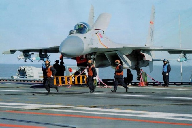 Huấn luyện trên tàu sân bay Liêu Ninh, Hải quân Trung Quốc. Nguồn ảnh: Thời báo Hoàn Cầu, Trung Quốc.