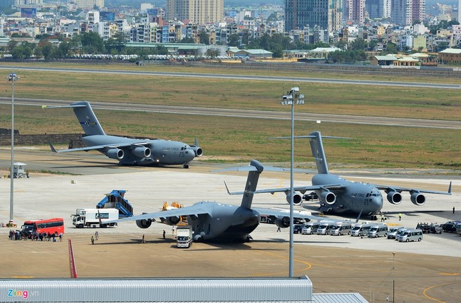Sáng 22/5, cả ba chiếc máy bay US Air Force C-17 cùng đỗ gần nhau tại sân bay.