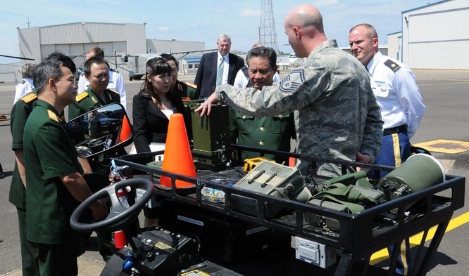  Phái đoàn quân sự Việt Nam sang thăm, giao lưu với Lực lượng vệ binh quốc gia bang Oregon, Hoa Kỳ tháng 5/2012 (ảnh tư liệu: Oregon National Guard)