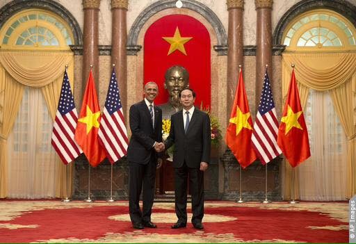 Tổng thống Obama đã tuyên bố gỡ bỏ hoàn toàn lệnh cấm bán vũ khí sát thương cho Việt Nam trong cuộc hội đàm với Chủ tịch nước Việt Nam Trần Đại Quang.