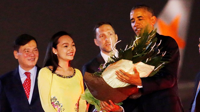 Ông Obama được đón ở sân bay Nội Bài, Hà Nội.