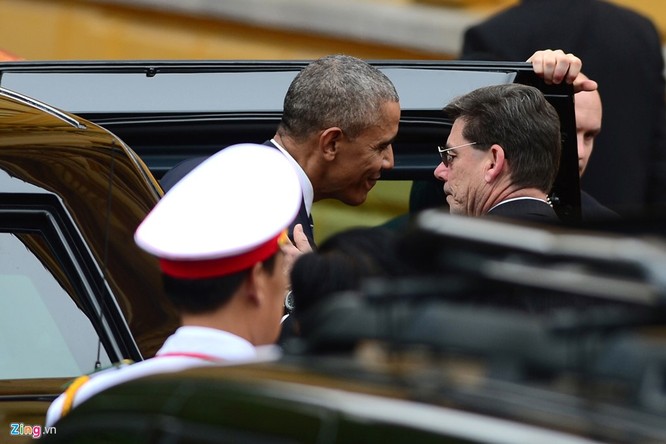 Tổng thống Mỹ Obama đang có chuyến thăm chính thức Việt Nam. Và để bảo vệ an toàn cho người đứng đầu nước Mỹ, nhà Trắng đã mang tới Việt Nam một đoàn tuỳ tùng lên tới 800 người. 